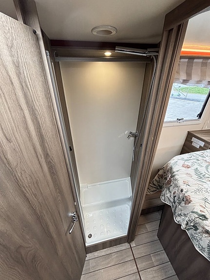 Roller Team Kronos 267 TL Queenbed - Taksäng - B-kort - Automat - 3500kg - Solcel 18 of 21