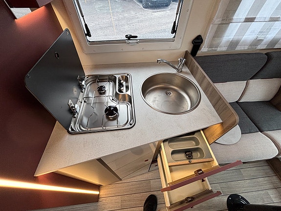 Roller Team Kronos 267 TL Queenbed - Taksäng - B-kort - Automat - 3500kg - Solcel 21 of 21