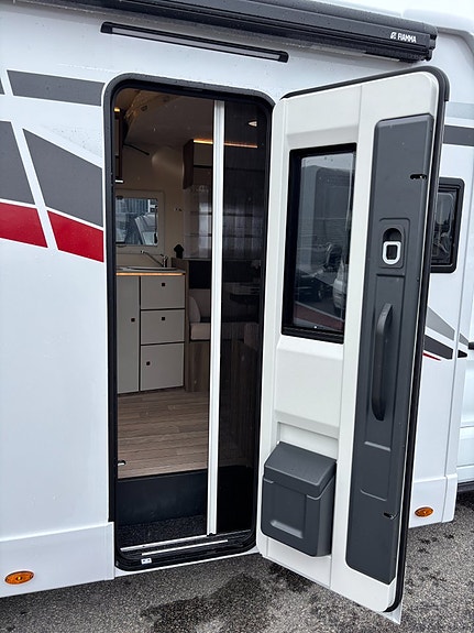 Roller Team Kronos 267 TL Queenbed - Taksäng - B-kort - Automat - 3500kg - Solcel 8 of 21