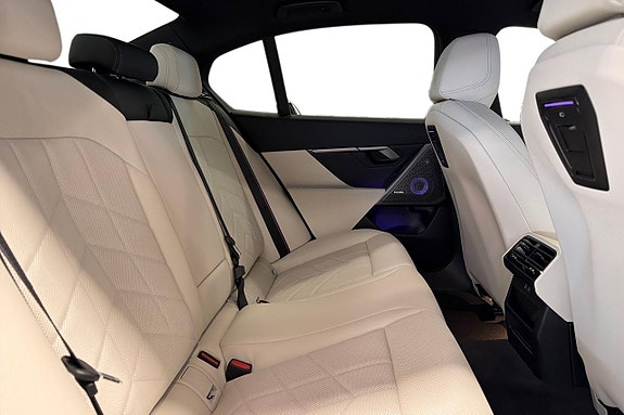 BMW i5 7 of 18