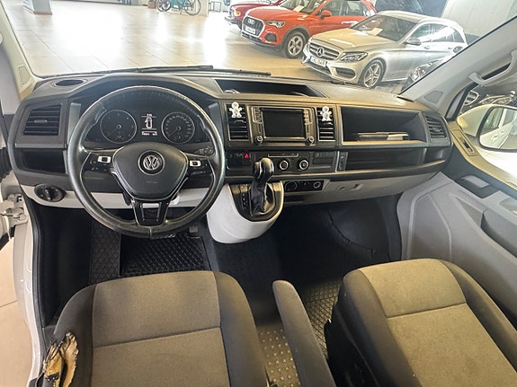 Mercedes-Benz E200 4 of 8