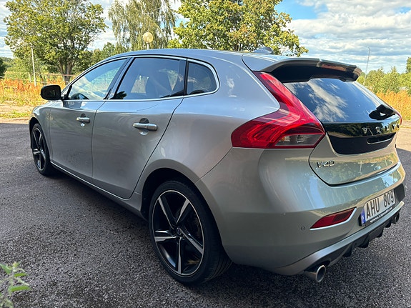 Volvo V40 2 of 10