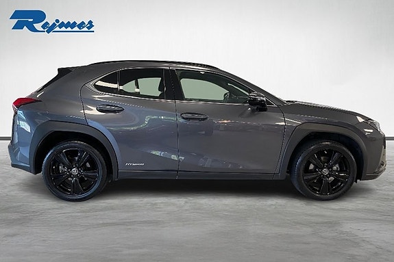 Lexus UX250h 16 of 18