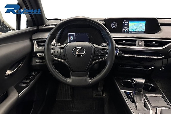 Lexus UX250h 13 of 18
