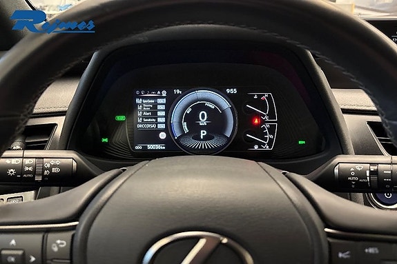 Lexus UX250h 12 of 18