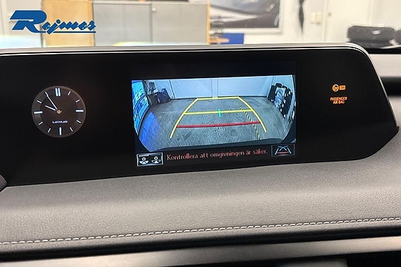 Lexus UX250h 14 of 18