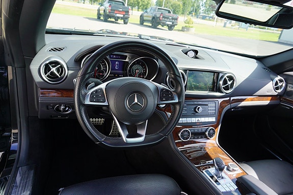 Mercedes-Benz SL500 16 of 26