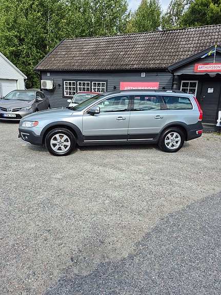 Volvo XC70 2 of 9