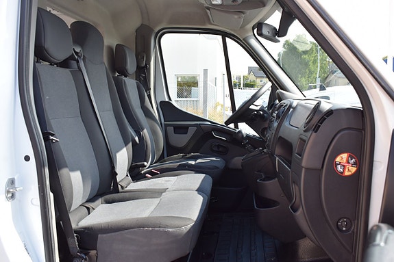 Nissan NV400 8 of 12