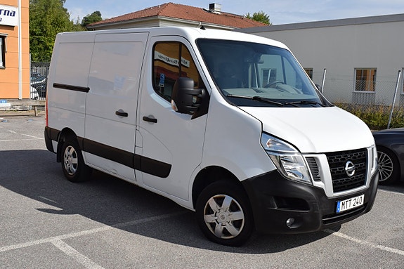 Nissan NV400 2 of 12