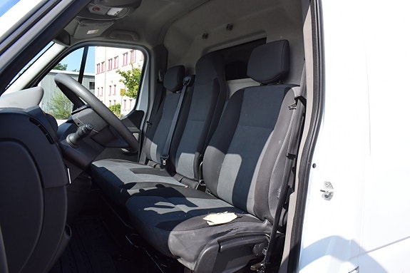 Nissan NV400 7 of 12