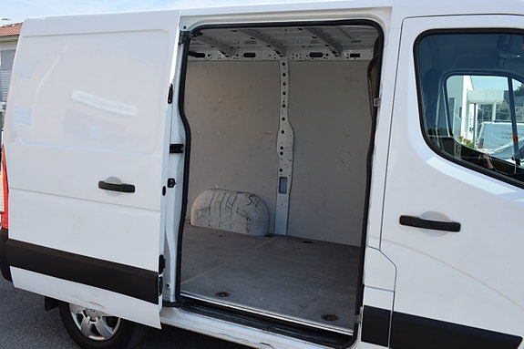 Nissan NV400 11 of 12