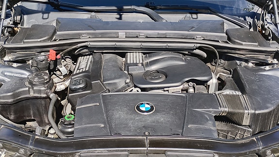 BMW 320i 17 of 18