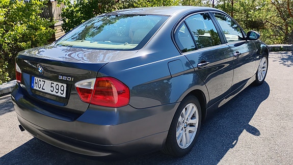 BMW 320i 3 of 18