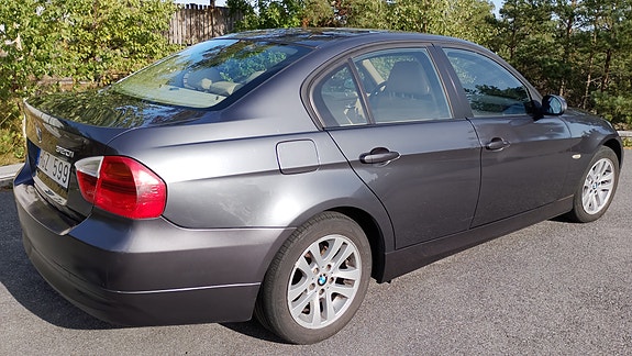 BMW 320i 9 of 18