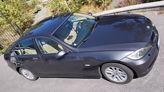 BMW 320i 7 of 18