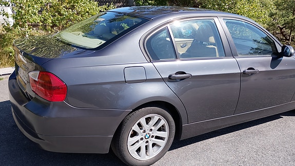 BMW 320i 2 of 18