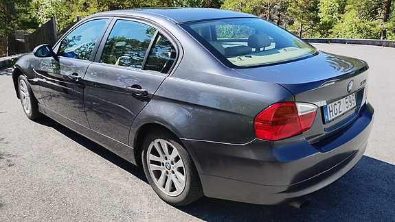 BMW 320i 4 of 18