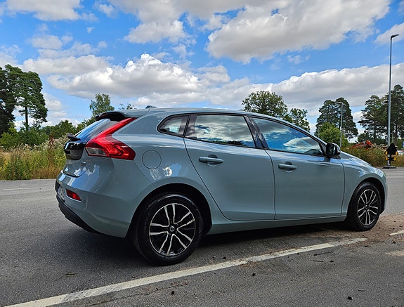 Volvo V40 2 of 8