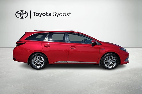 Toyota Auris 7 of 19