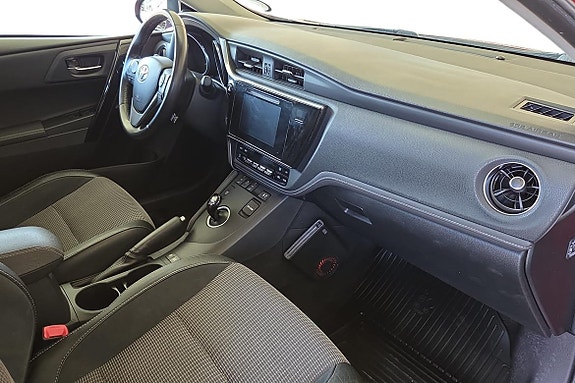 Toyota Auris 13 of 19