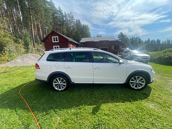 Volkswagen Passat Alltrack 2 of 8