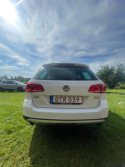 Volkswagen Passat Alltrack 3 of 8