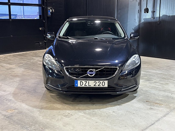 Volvo V40 2 of 26