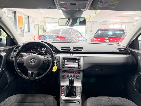 Volkswagen Passat 22 of 30