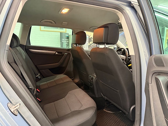 Volkswagen Passat 18 of 30