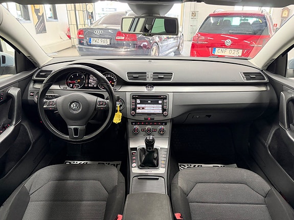Volkswagen Passat 21 of 30
