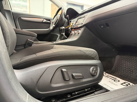 Volkswagen Passat 17 of 30
