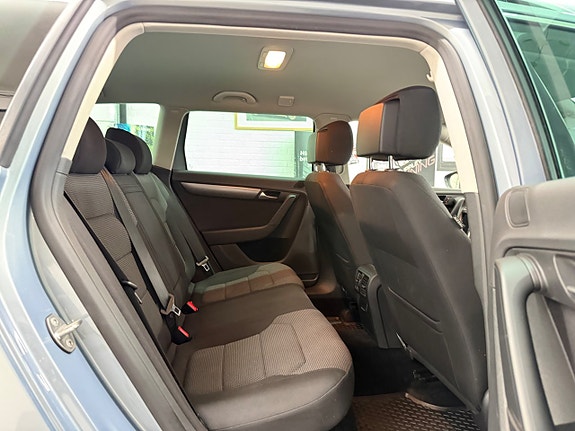 Volkswagen Passat 19 of 30