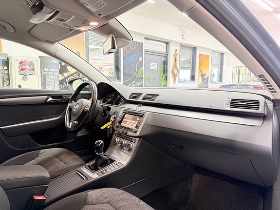 Volkswagen Passat 16 of 30