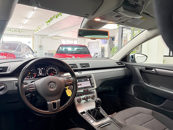 Volkswagen Passat 24 of 30