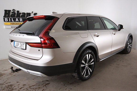 Volvo V90 Cross Country 2 of 5
