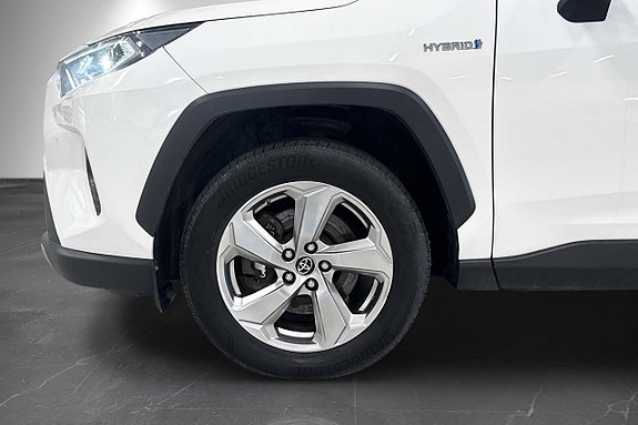Toyota RAV4 2 of 26