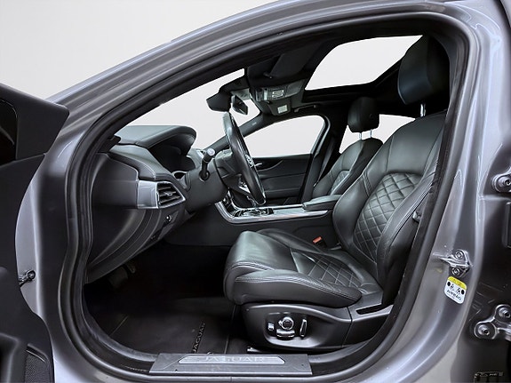 Jaguar XE 12 of 21