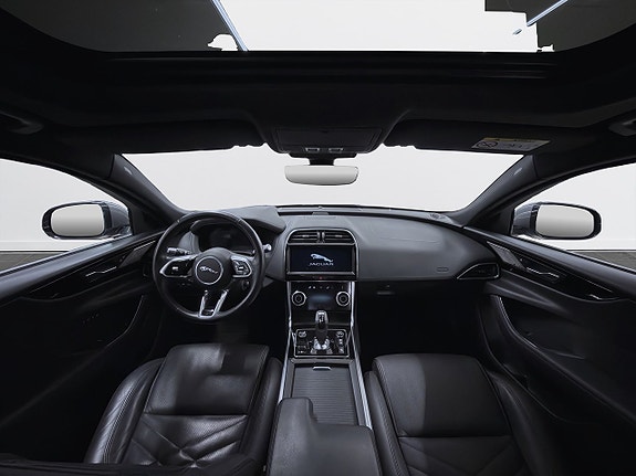 Jaguar XE 10 of 21