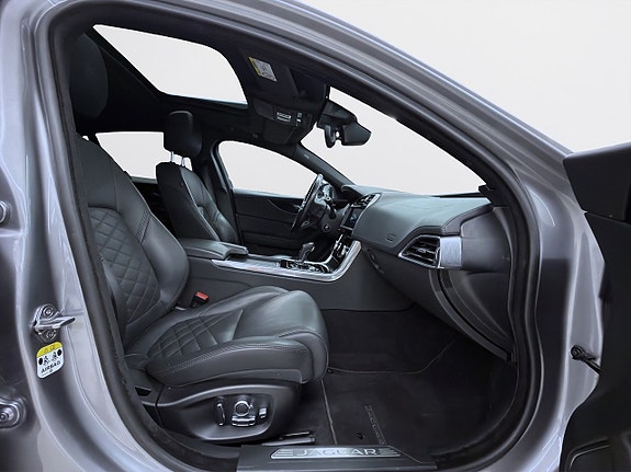Jaguar XE 11 of 21