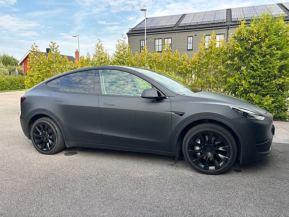Tesla Model Y 2 of 10