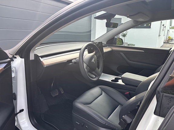 Tesla Model Y 4 of 10