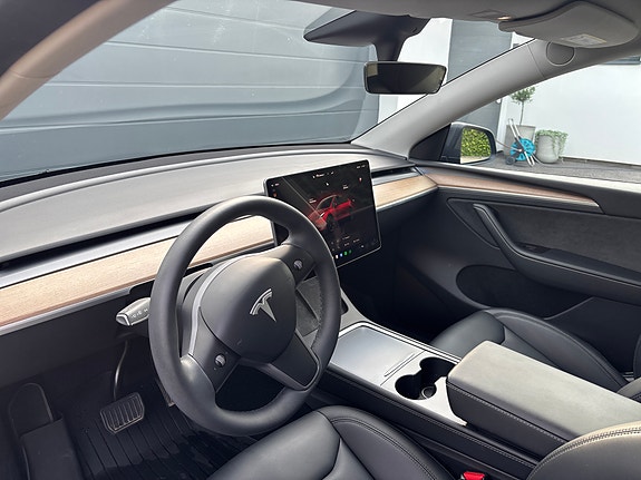 Tesla Model Y 5 of 10