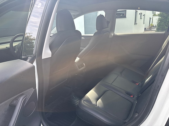 Tesla Model Y 6 of 10