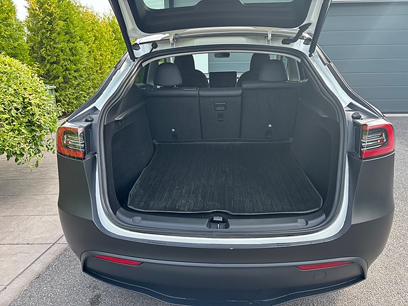 Tesla Model Y 7 of 10