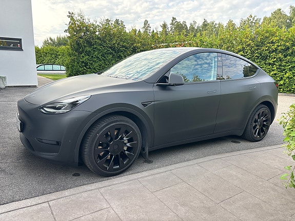Tesla Model Y 3 of 10