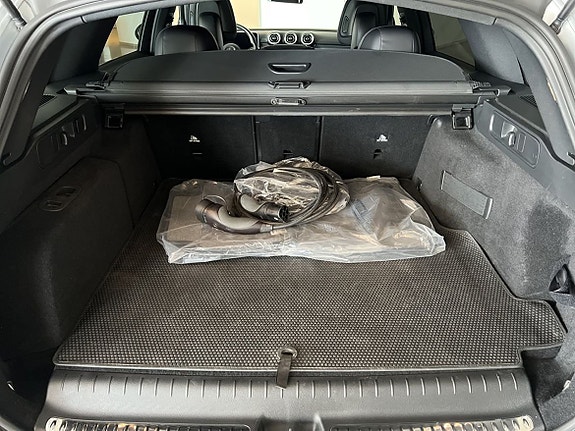 Mercedes-Benz C300 4 of 17