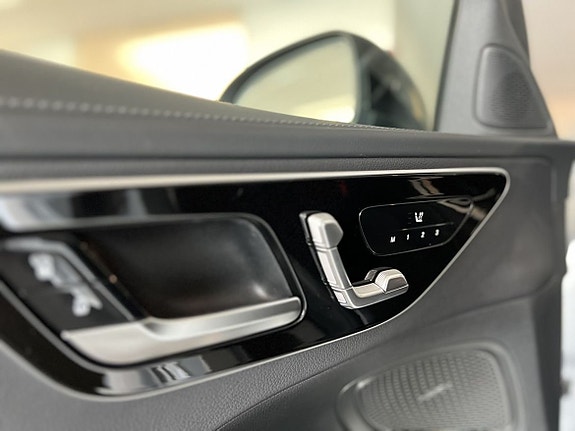 Mercedes-Benz C300 9 of 17