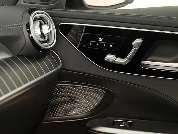 Mercedes-Benz C300 11 of 17