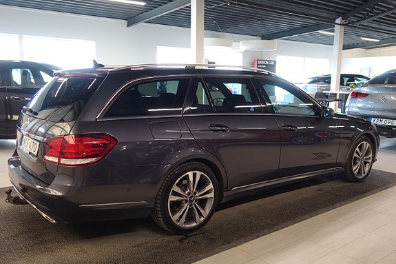 Mercedes-Benz E220 3 of 5
